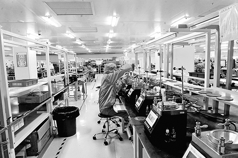 双流县物联网产业园的技术人员在进行产品调试.资料图片